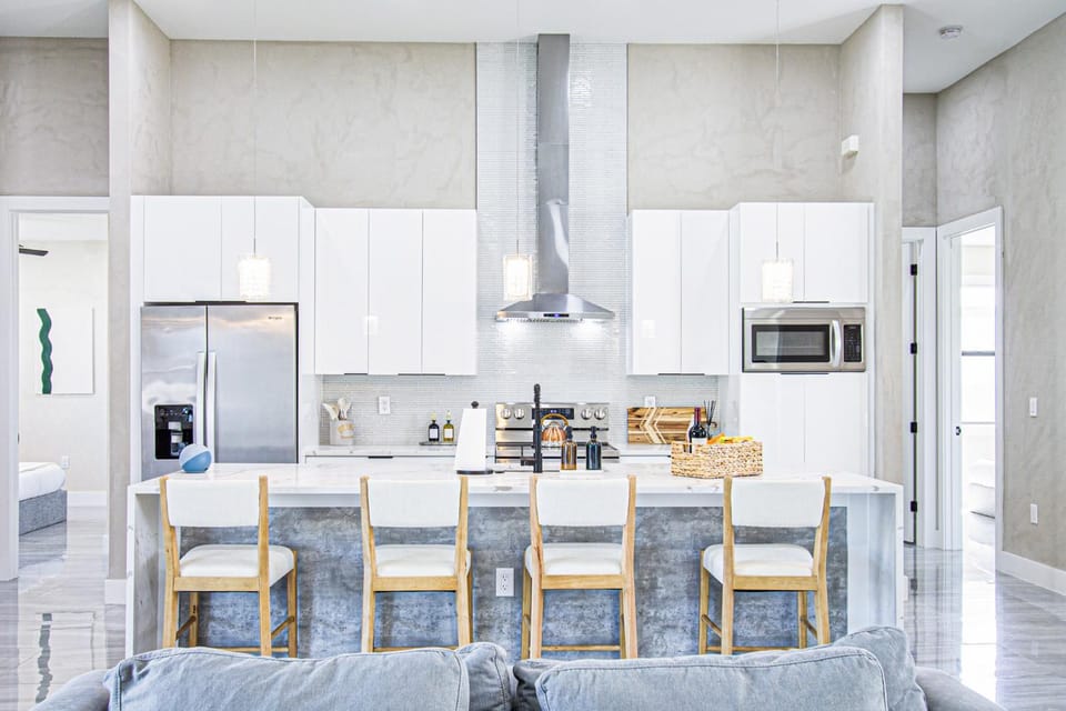 Coffee/tea facilities, microwave, minibar, oven, pet friendly, stove