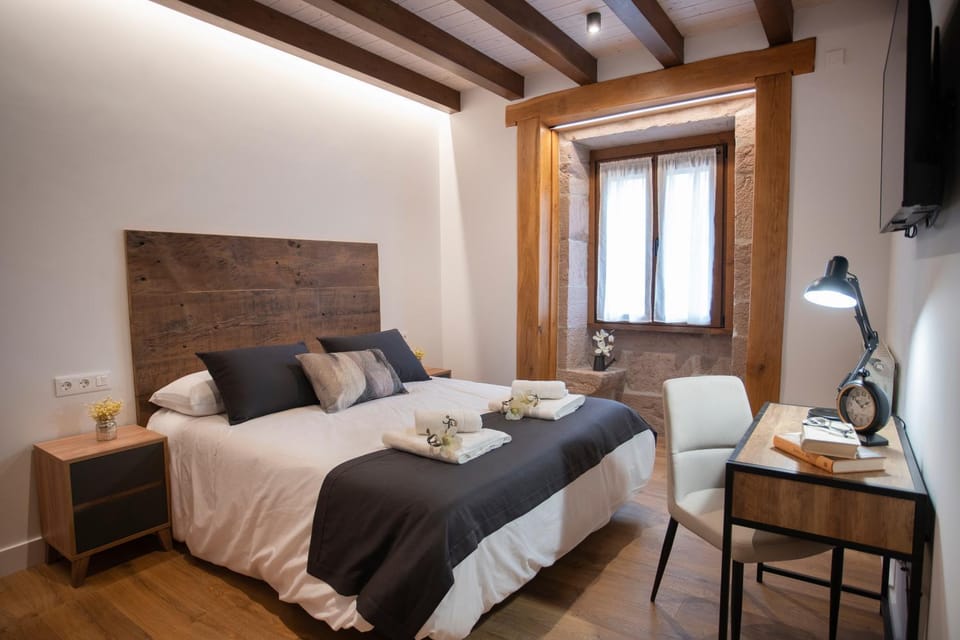 Bed, TV and multimedia, Photo of the whole room, Seating area, Bedroom, towels