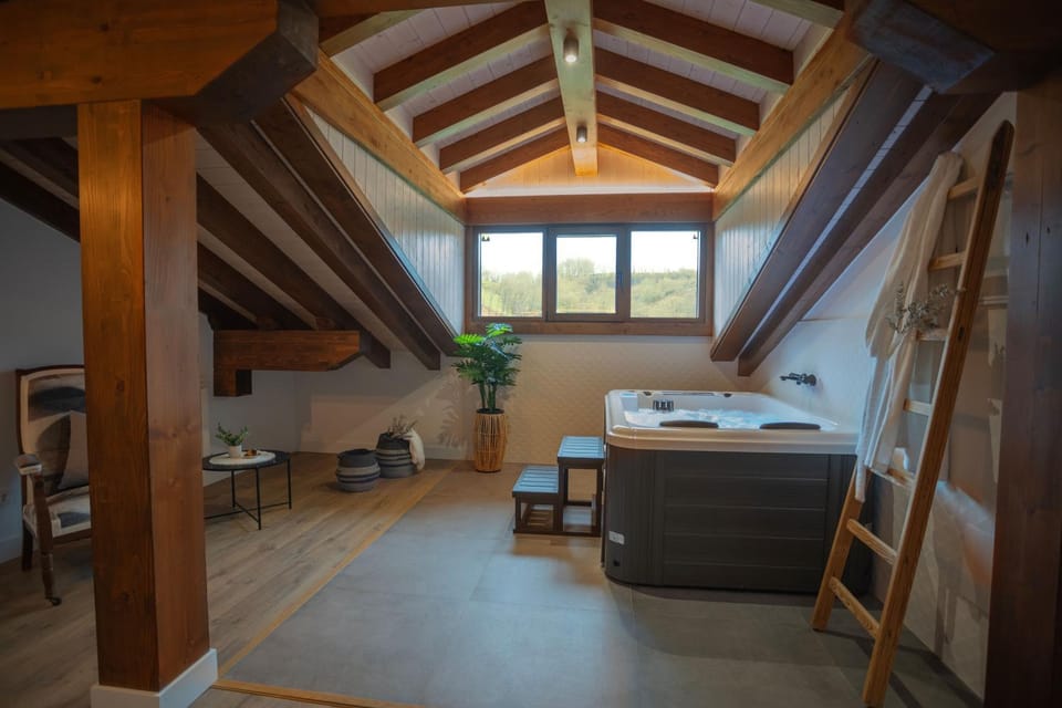Hot Tub, Hot Tub, Bedroom, Mountain view
