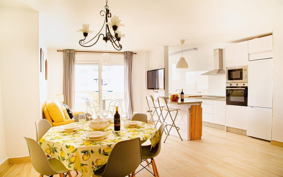 TV and multimedia, Kitchen or kitchenette, Living room, Dining area, oven, stove