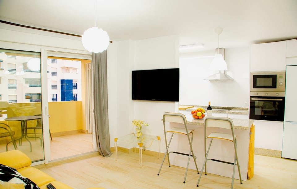 TV and multimedia, Kitchen or kitchenette, Living room, Seating area, Dining area, oven, air conditioner