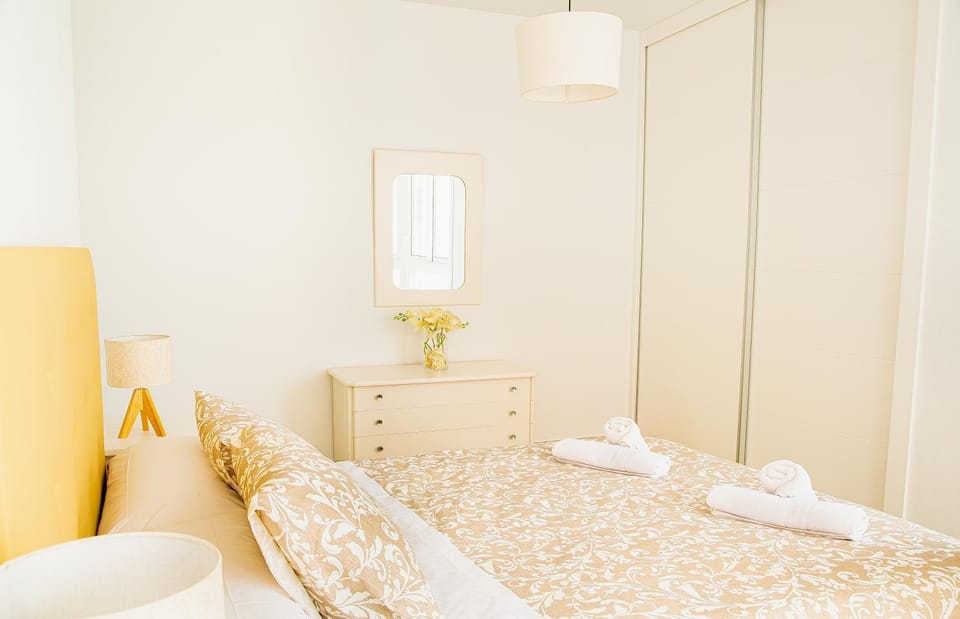 Bed, Bedroom, towels