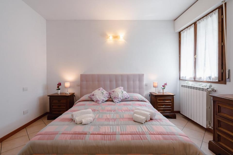 Bed, Photo of the whole room, Bedroom, internet, towels