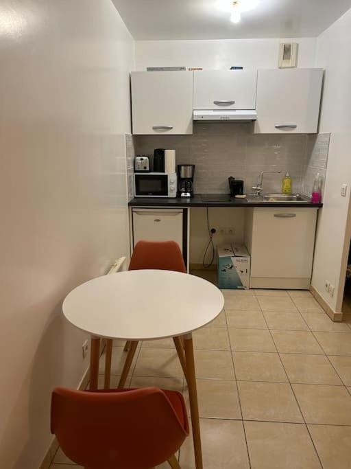 Coffee/tea facilities, Kitchen or kitchenette, Dining area, minibar, stove, toaster
