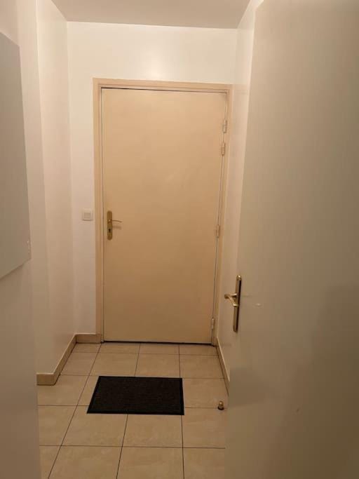 Studio à 2 pas du métro Apartment in Clichy