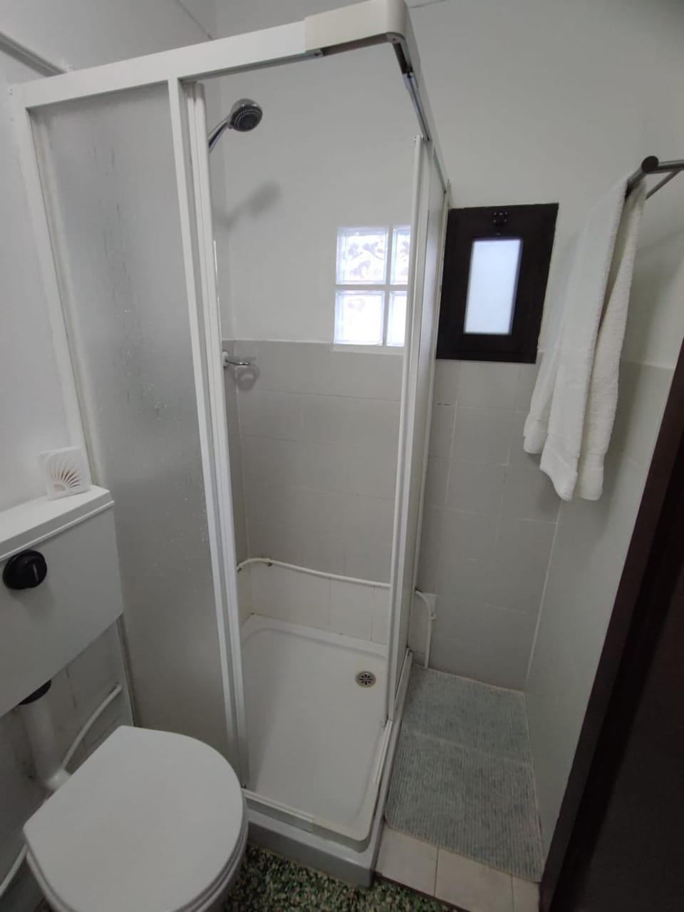 Shower, Toilet, Bathroom, towels
