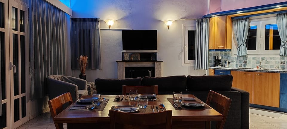 TV and multimedia, Living room, Seating area, Dining area