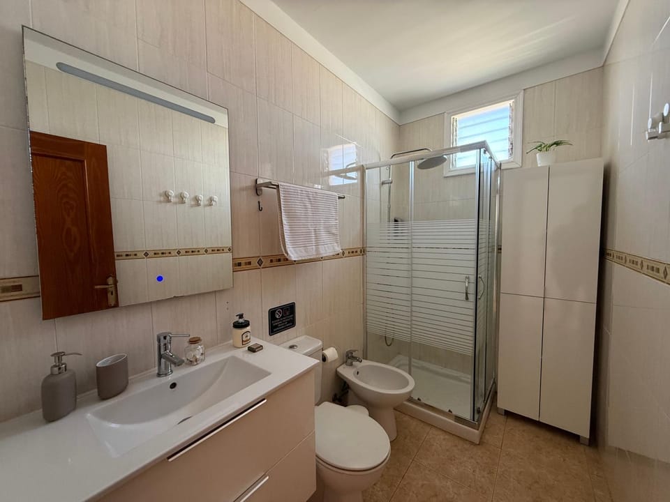 Shower, Bathroom, towels