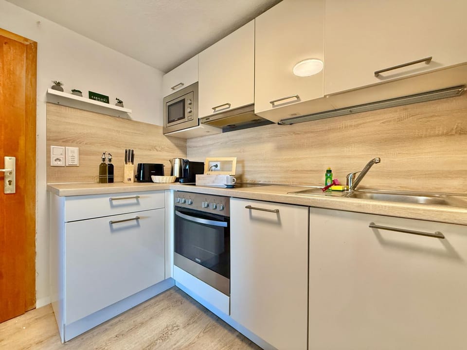 Coffee/tea facilities, Kitchen or kitchenette, dishwasher, oven, stove, toaster