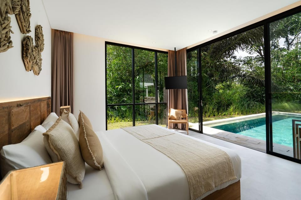 Bed, TV and multimedia, Bedroom, Pool view, air conditioner