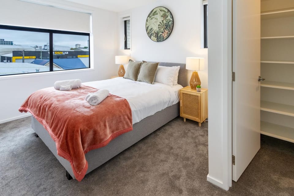 Bed, Photo of the whole room, Decorative detail, wardrobe
