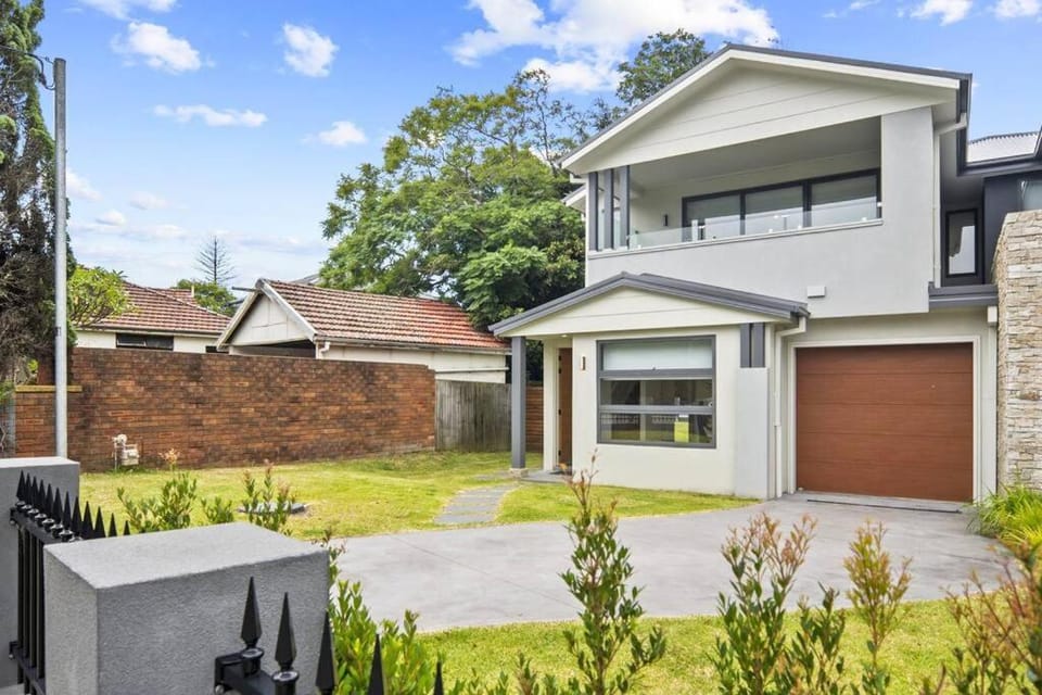 Luxury Retreat & Spacious 4BR House in Willoughby House in Sydney