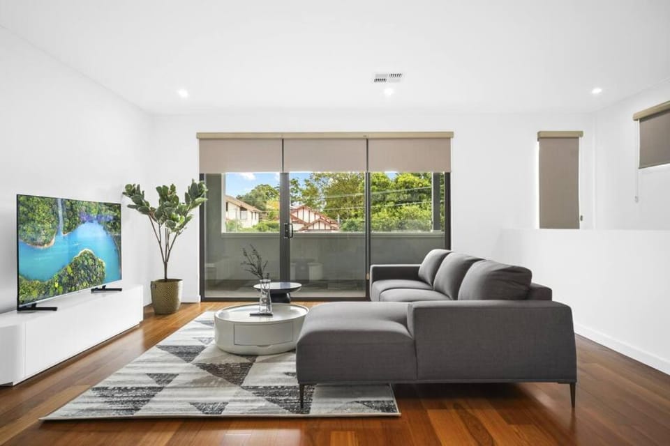 Luxury Retreat & Spacious 4BR House in Willoughby House in Sydney