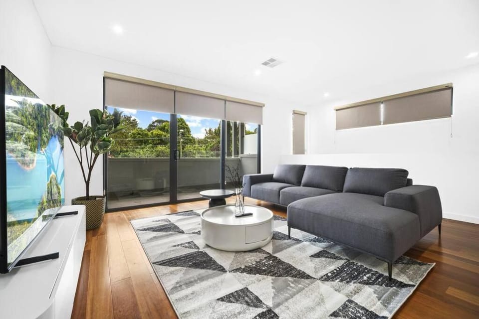 Luxury Retreat & Spacious 4BR House in Willoughby House in Sydney