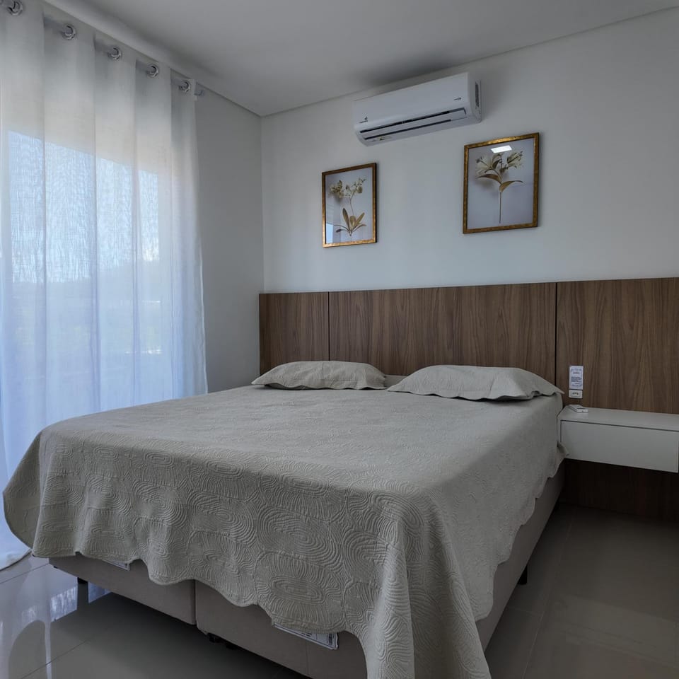Bed, Photo of the whole room, Bedroom, air conditioner