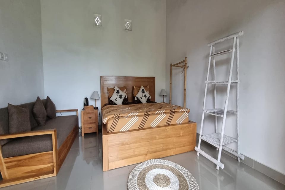 Bed, Photo of the whole room, Seating area, Bedroom, towels