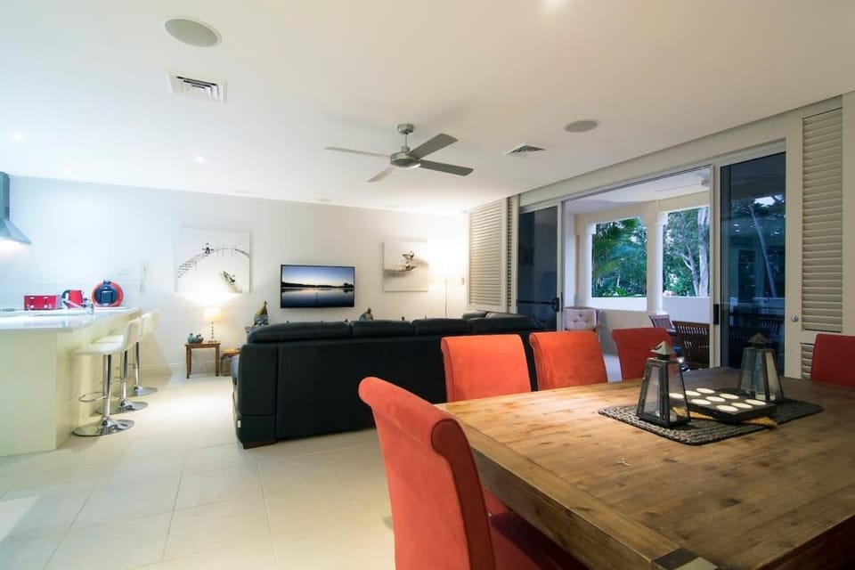 Whispering Palms - Beachfront Port Douglas House in Port Douglas