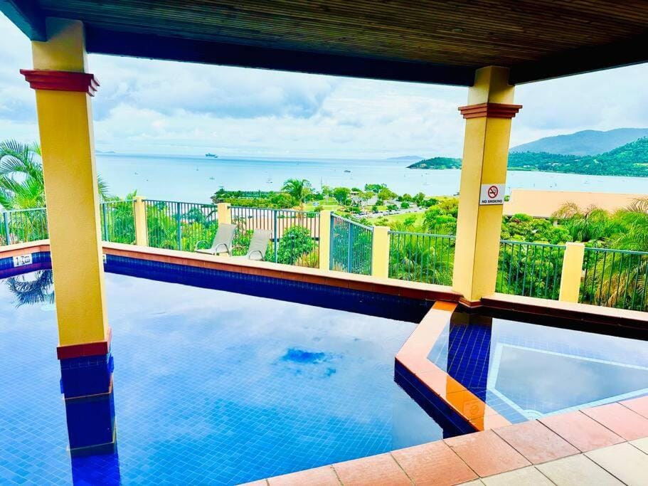 Beach Bliss Apartment- SeaViews-Wifi-Pool-Bbq Apartment in Airlie Beach