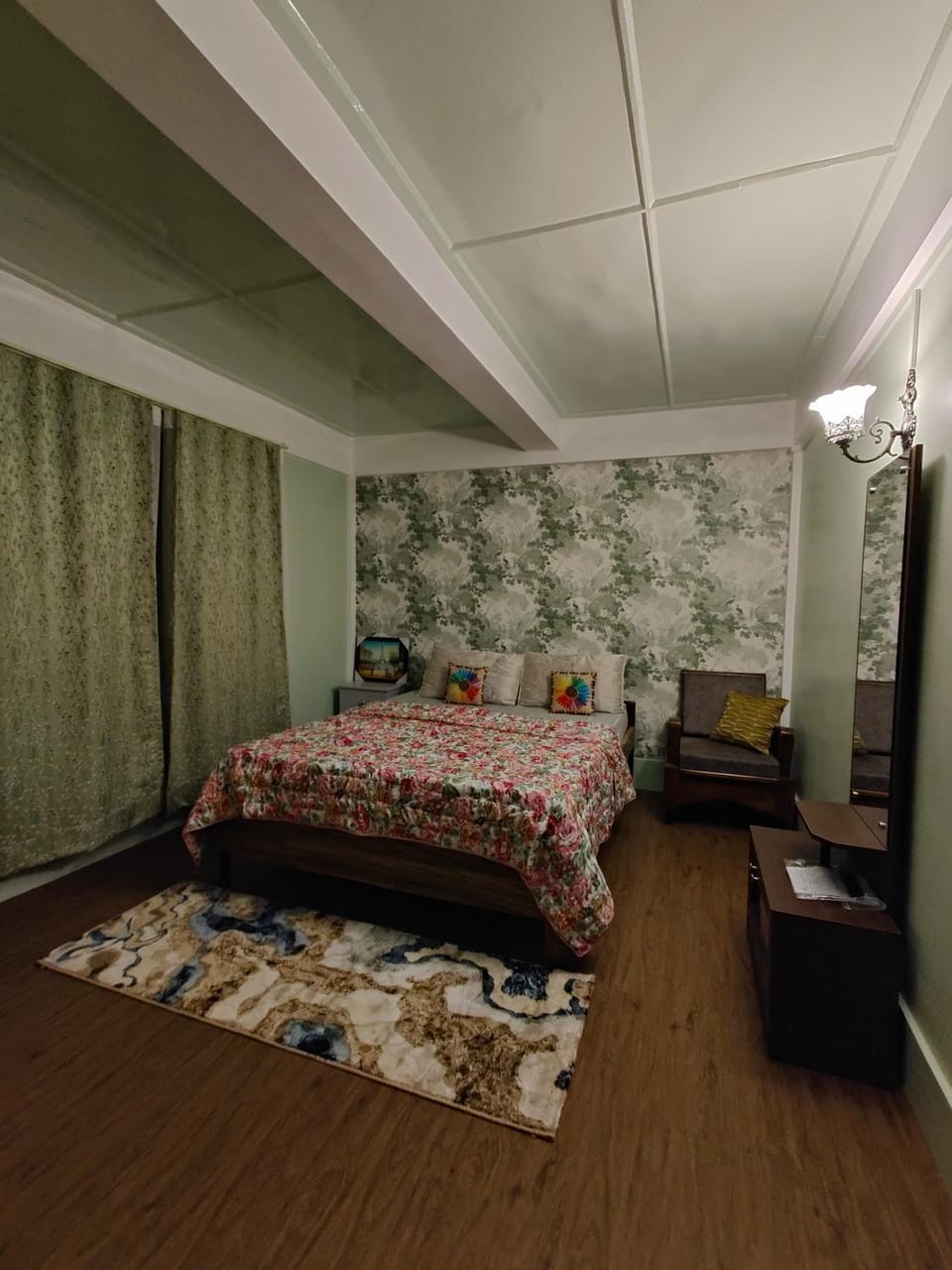 Bed, TV and multimedia, Photo of the whole room, Bedroom