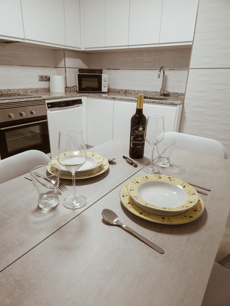 Kitchen or kitchenette, Dining area, minibar, pet friendly, stove