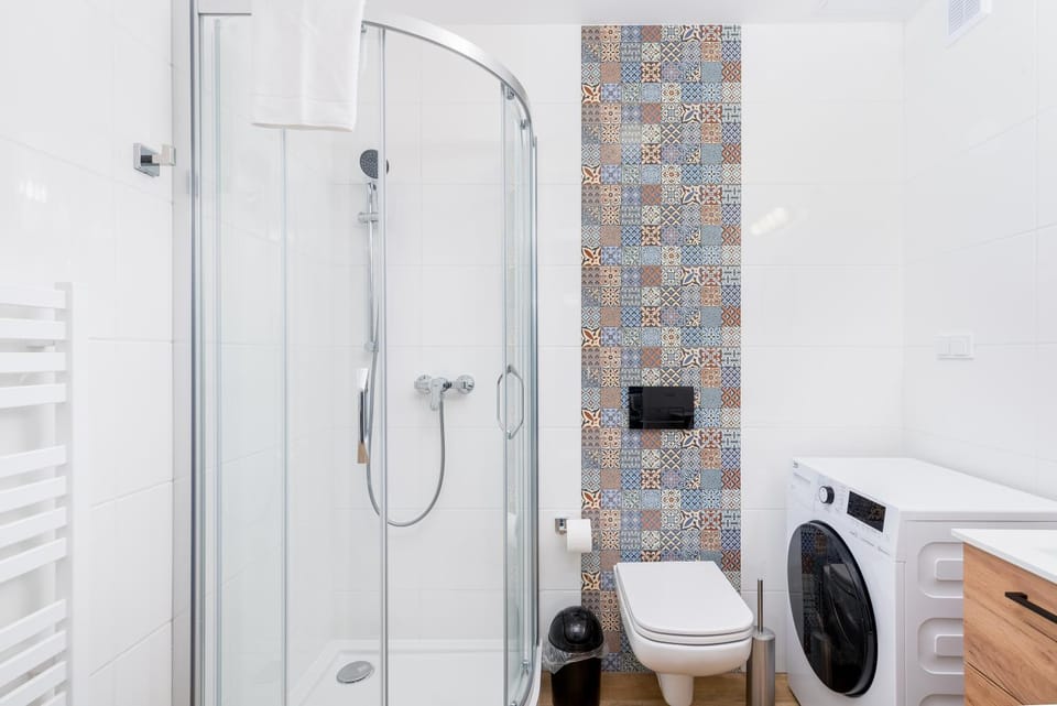 Shower, Toilet, Bathroom, towels, washing machine