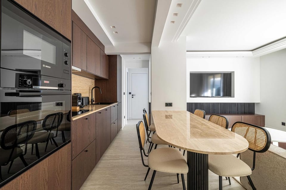 Kitchen or kitchenette, Dining area, oven
