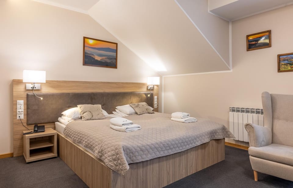 Photo of the whole room, Bedroom, towels