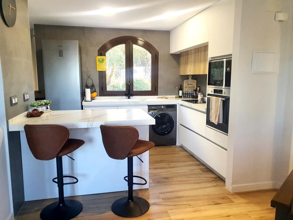 Kitchen or kitchenette, Dining area, minibar, pet friendly, stove