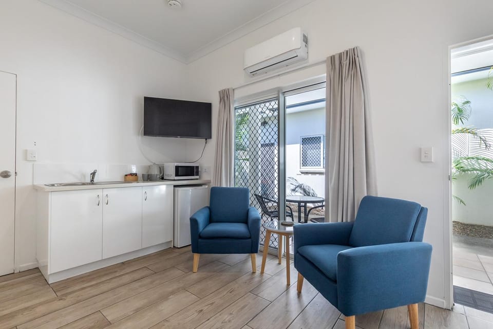 TV and multimedia, Kitchen or kitchenette, Seating area, air conditioner