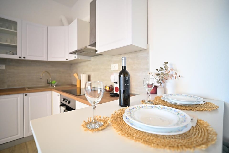 Kitchen or kitchenette, Food and drinks, Dining area, stove