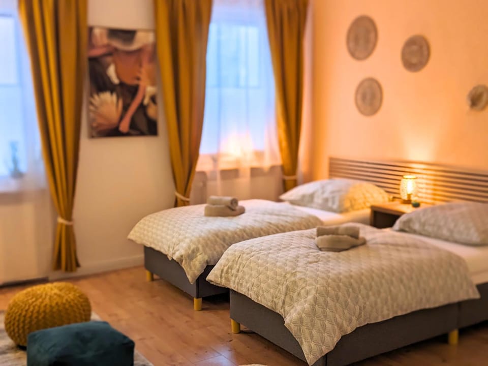 Bed, TV and multimedia, Photo of the whole room, Bedroom, towels