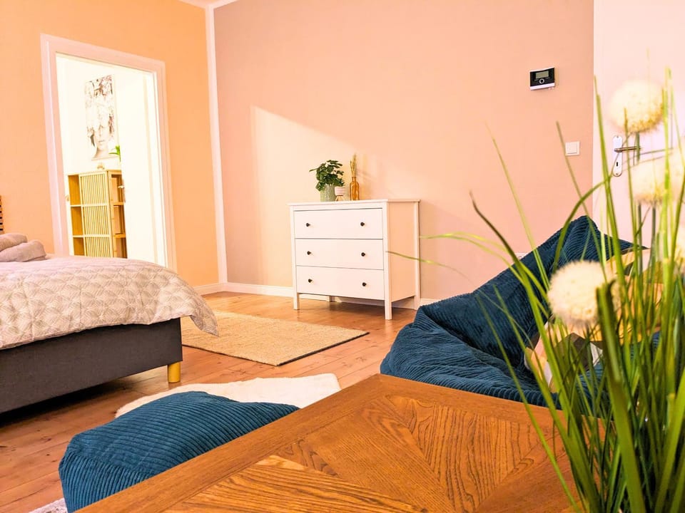 Bed, Living room, Photo of the whole room, Seating area, Bedroom, internet