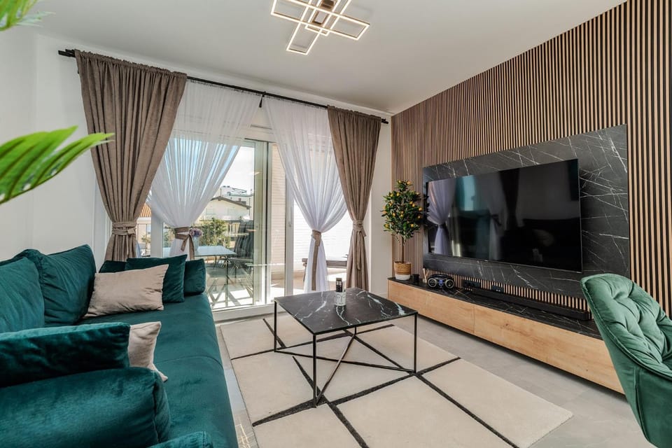 TV and multimedia, Living room, Seating area, Evening entertainment