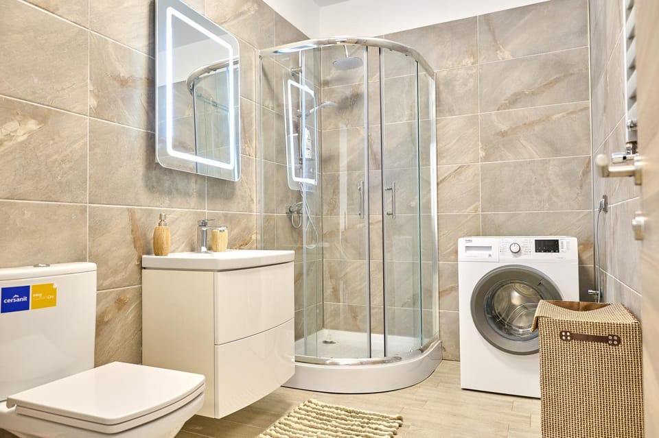 Shower, Toilet, Bathroom, towels, washing machine