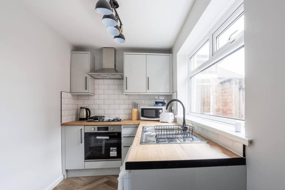 Spacious 3-Bed Home Sleeps 6 Free Parking House in Hartlepool