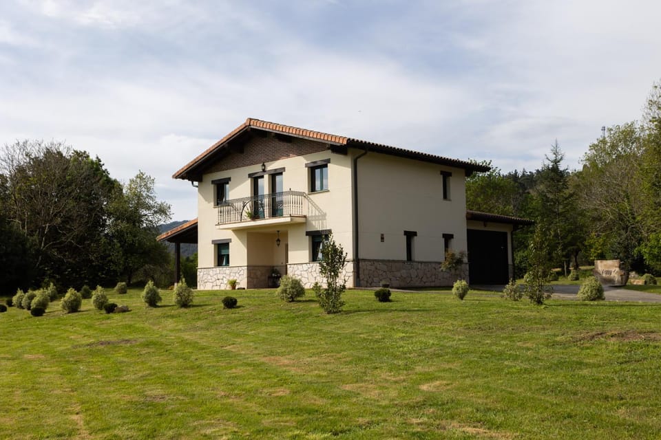 VILLA URDAIBAI Busturia Villa in Basque Country