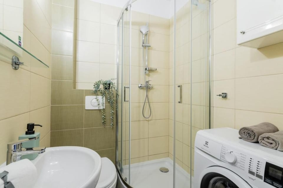 Golden Oasis Studio City Center Apartment in Warsaw