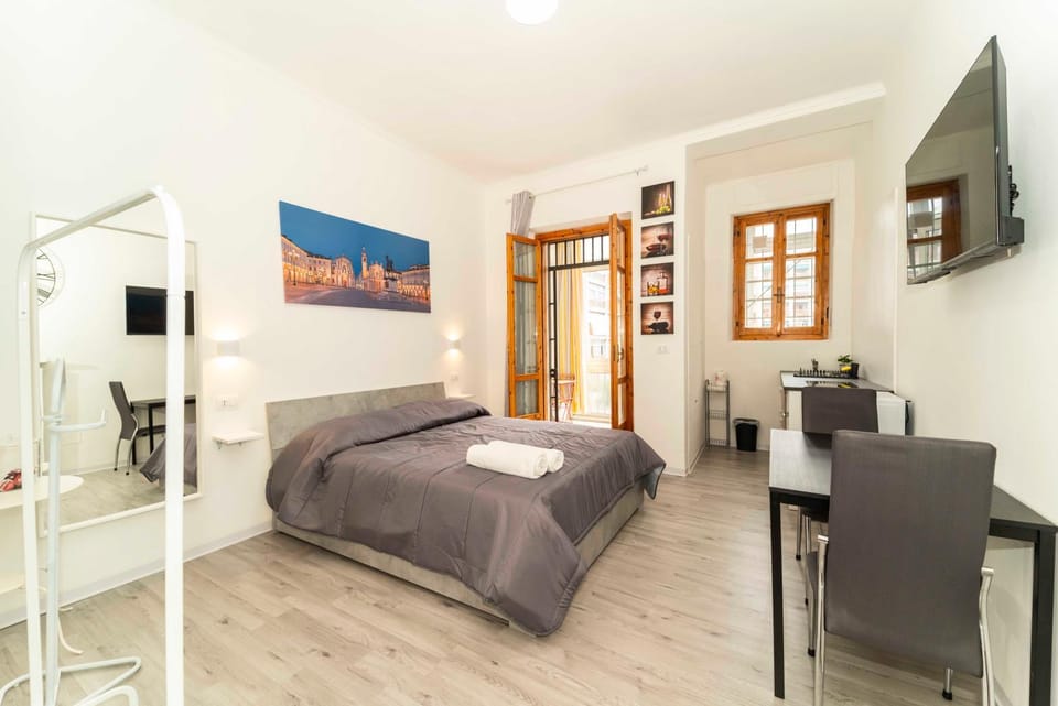 Bed, TV and multimedia, Bedroom