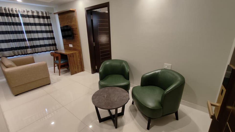 Living room, Seating area, Dining area, Dinner