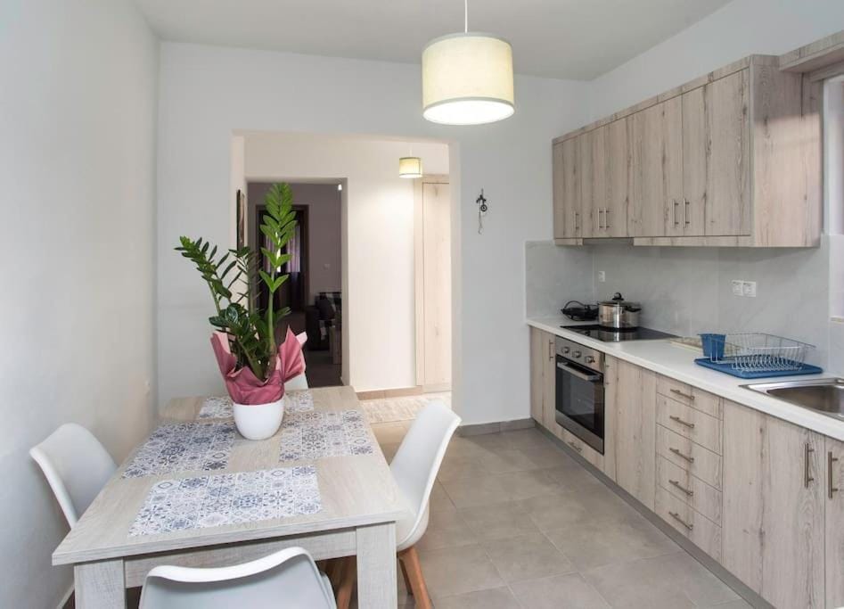 Kitchen or kitchenette, Dining area, pet friendly, stove