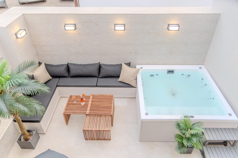 Hot Tub, Seating area