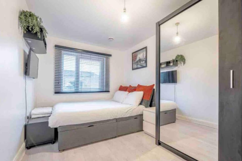 Bed, Photo of the whole room, Bedroom, flat iron, hair dryier, wardrobe
