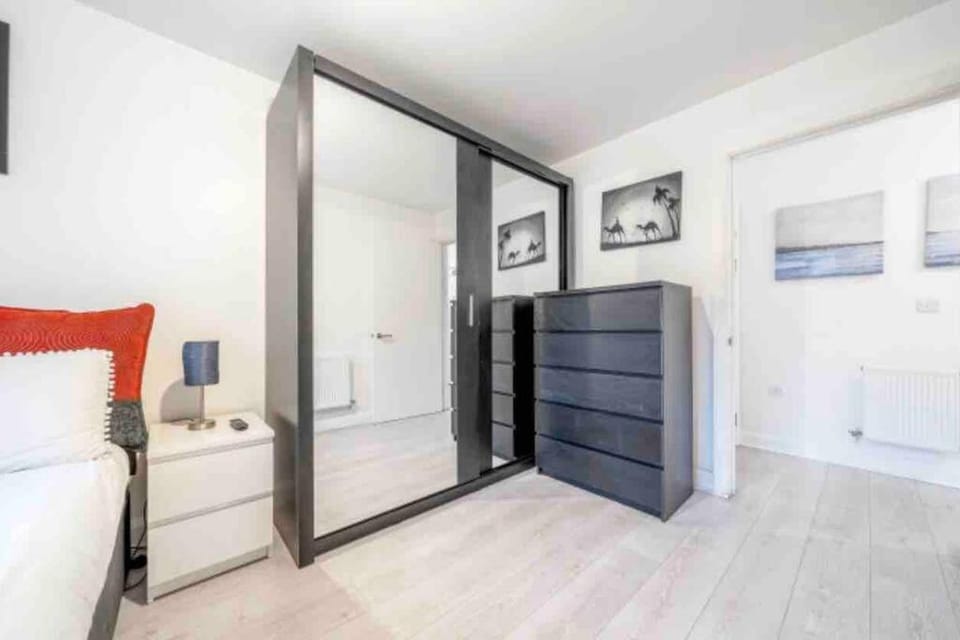 Bed, TV and multimedia, Photo of the whole room, Bedroom, wardrobe