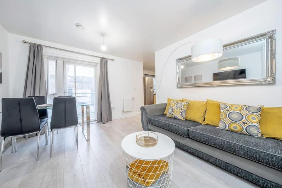TV and multimedia, Kitchen or kitchenette, Living room, Seating area, Dining area