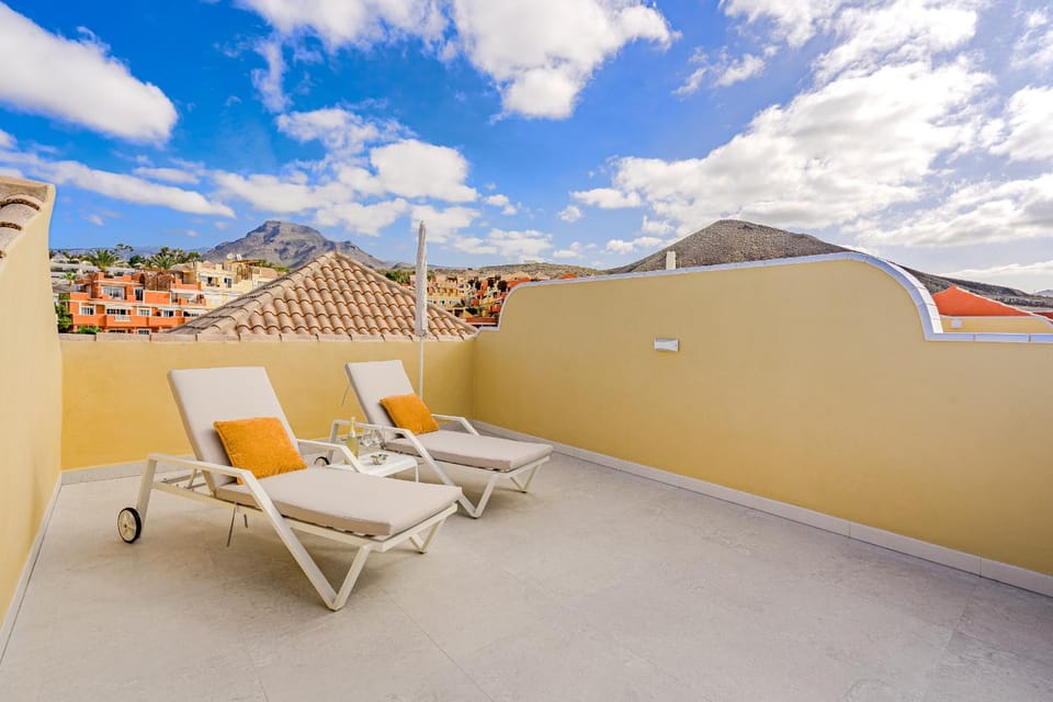 Balcony/Terrace, Pool view, sunbed