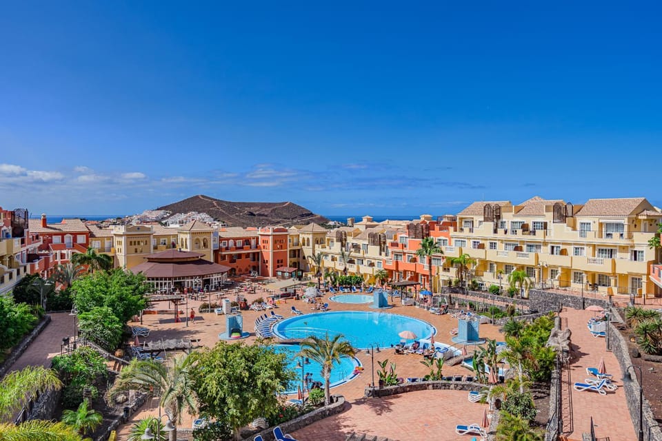 Property building, Bird's eye view, Pool view, Sea view, Swimming pool, sunbed