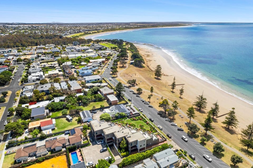 Beachfront Esplanade Apartment 12-20 Ocean Views Apartment in Torquay