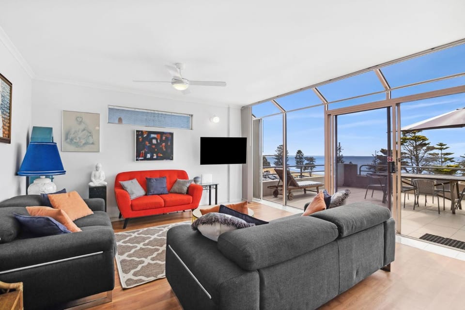 Beachfront Esplanade Apartment 12-20 Ocean Views Apartment in Torquay