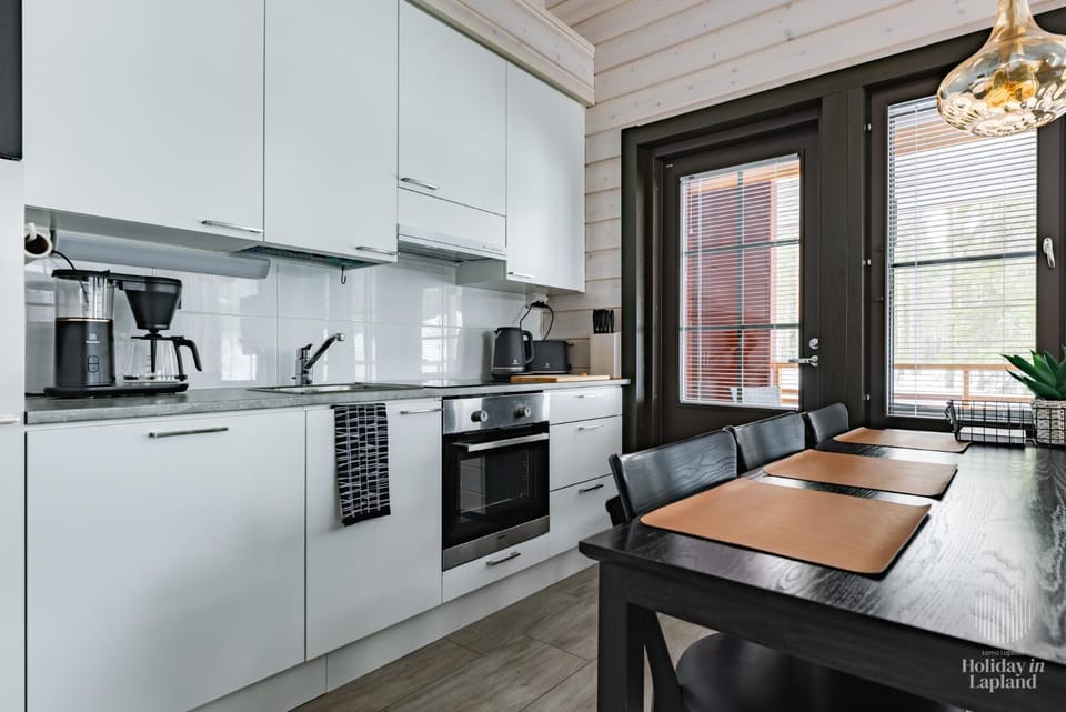Coffee/tea facilities, dishwasher, microwave, oven, stove, toaster, kitchen