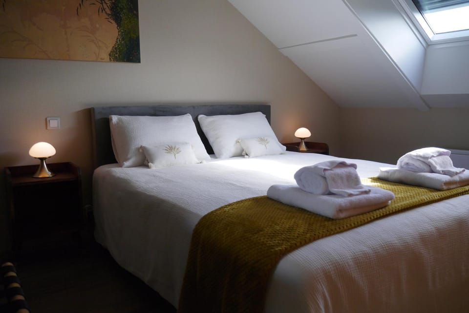 Bed, Bedroom, towels